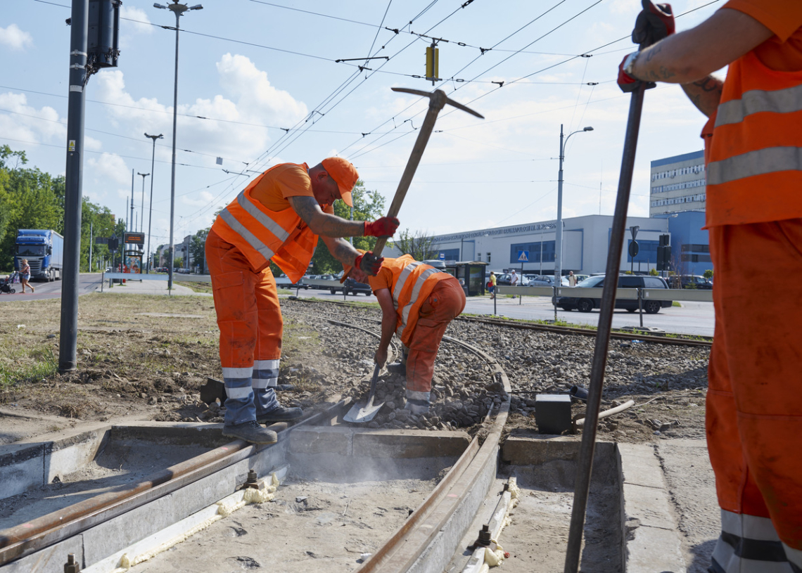 Przez tydzień ekipy łódzkiego MPK ułożyły pierwsze rozjazdy torowe na Teofilowie i nowe szyny na rondzie Lotników Lwowskich 1 Trwają prace torowe na Teofilowie i na rondzie Lotników Lwowskich