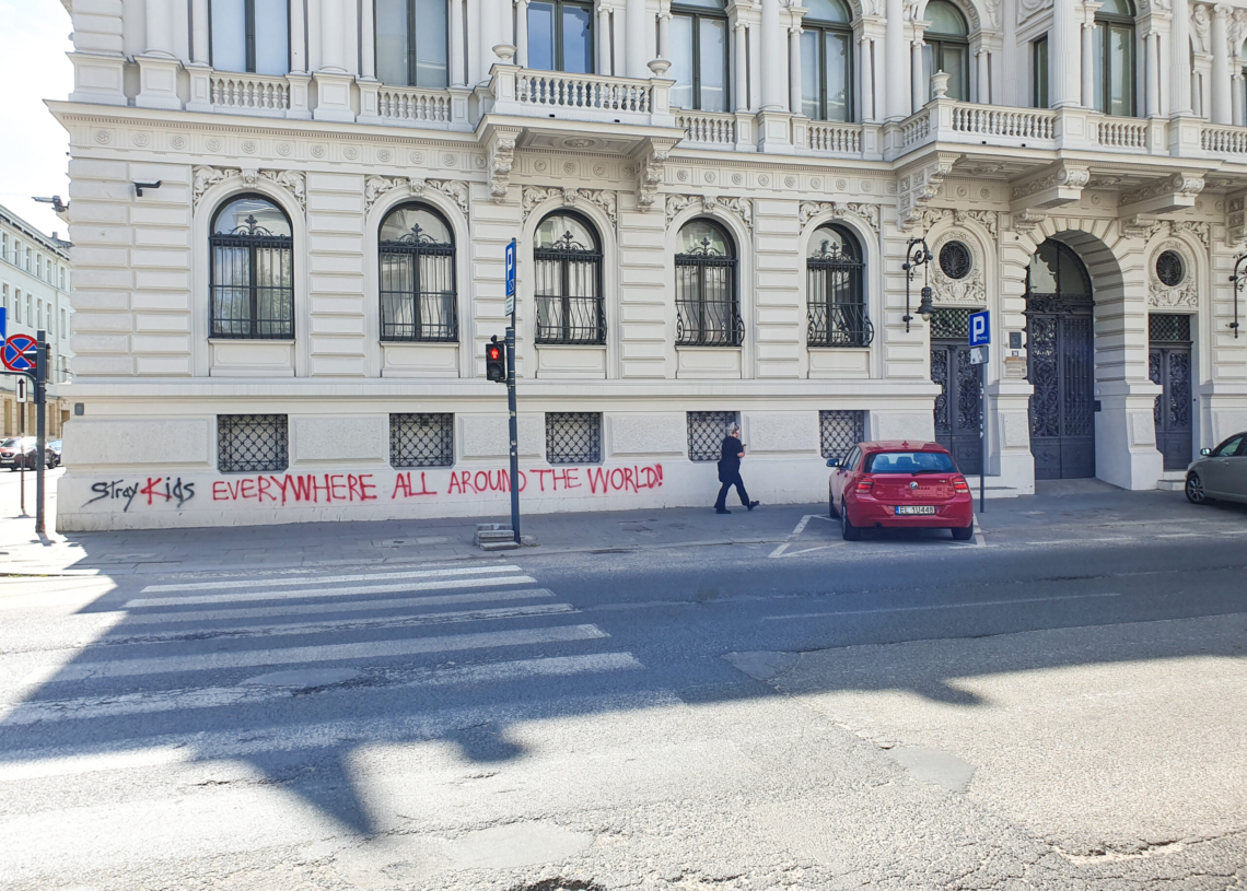 Ktoś zniszczył elewację Muzeum Sztuki przy Więckowskiego w Łodzi