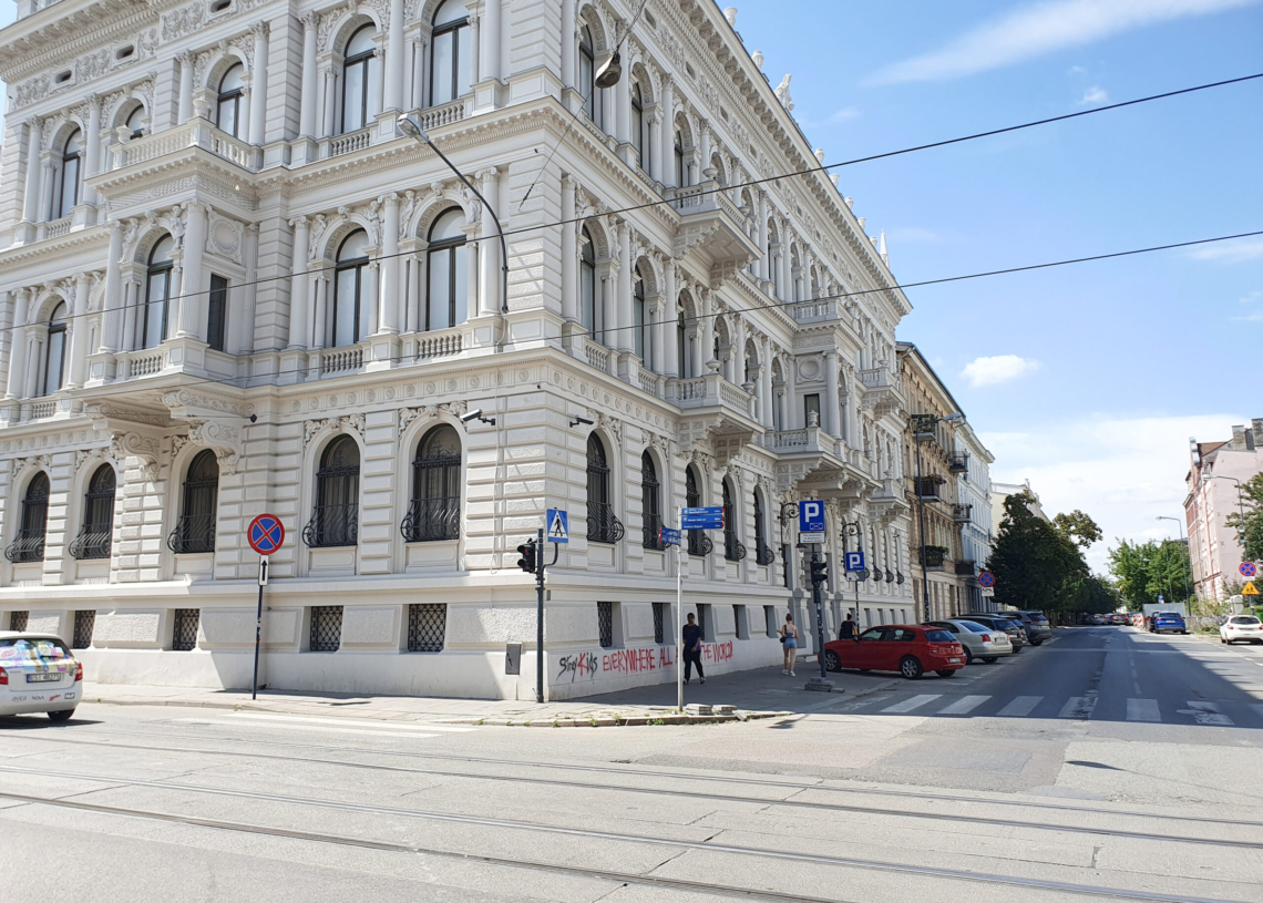 Ktoś zniszczył elewację Muzeum Sztuki przy Więckowskiego w Łodzi