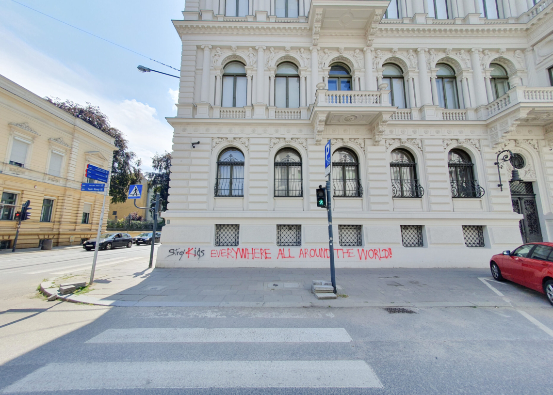Ktoś zniszczył elewację Muzeum Sztuki przy Więckowskiego w Łodzi