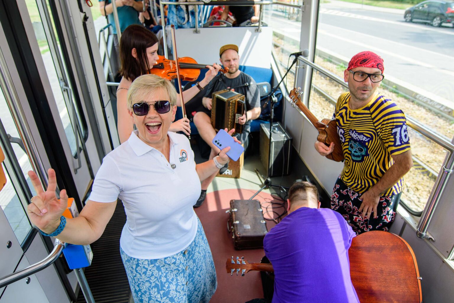 Wakacyjny tramwaj Radia Lodz z zespolem Wolne Baluty Fot Sebastian Szwajkowski 3