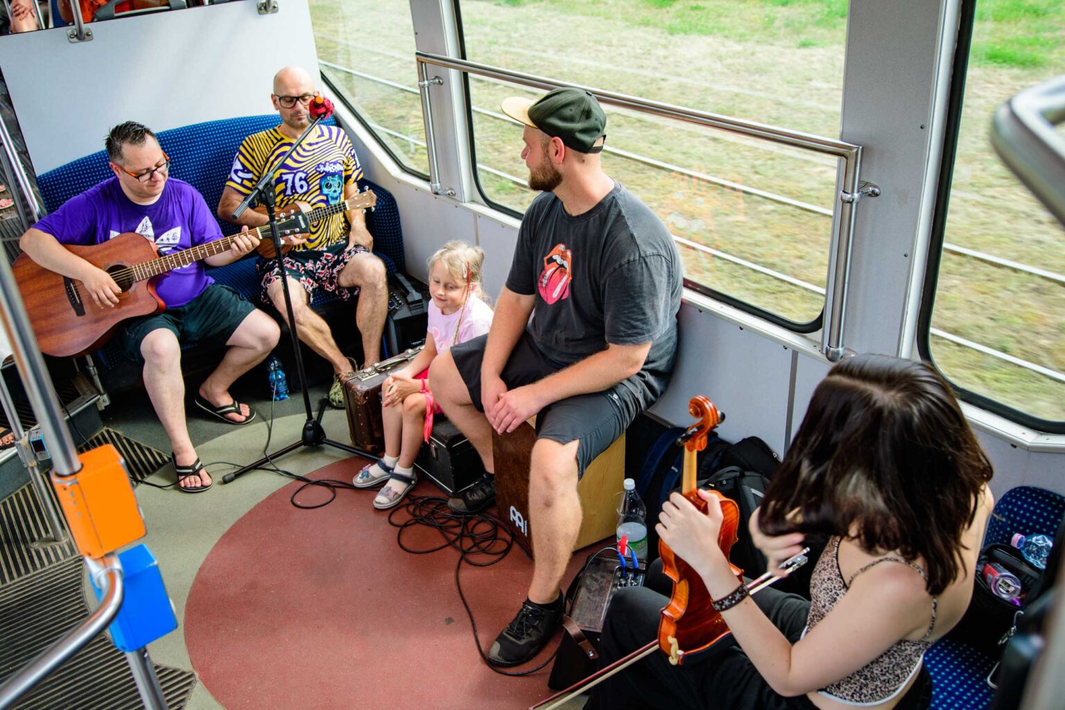 Wakacyjny tramwaj Radia Lodz z zespolem Wolne Baluty Fot Sebastian Szwajkowski 30