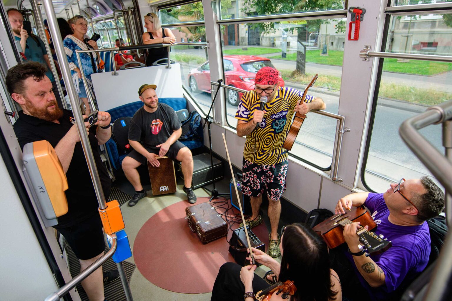 Wakacyjny tramwaj Radia Lodz z zespolem Wolne Baluty Fot Sebastian Szwajkowski 7