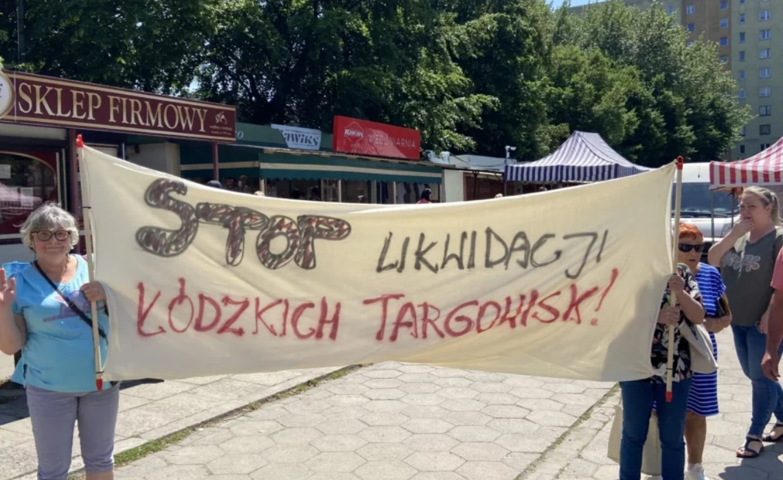 Mieszkańcy wieżowca przy Wodnym Rynku w Łodzi protestują. Nie chcą, aby na miejscu parkingu powstał apartamentowiec