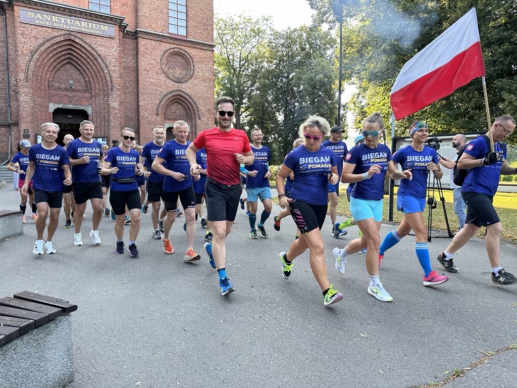 8. Biegowa Pielgrzymka z Łodzi do Częstochowy. Kilkadziesiąt osób bierze udział w sztafecie na Jasną Górę