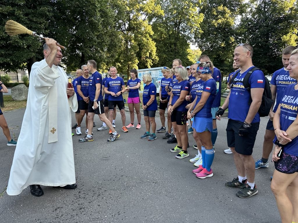 8. Biegowa Pielgrzymka z Łodzi do Częstochowy. Kilkadziesiąt osób bierze udział w sztafecie na Jasną Górę