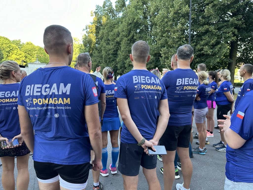 8. Biegowa Pielgrzymka z Łodzi do Częstochowy. Kilkadziesiąt osób bierze udział w sztafecie na Jasną Górę