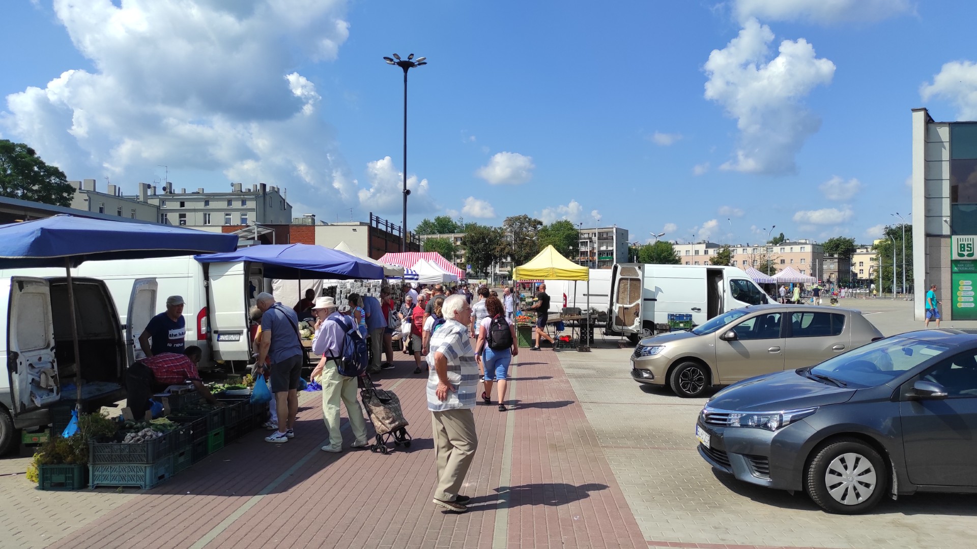 Sprawdziliśmy ceny na łódzkich targowiskach. „Warzywa są droższe niż kiełbasa, ale jeść trzeba”