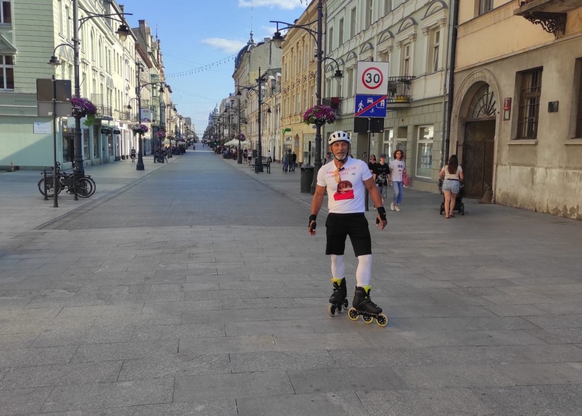 Jeździ na rolkach, by pomagać. Piotrkowianin przejedzie całą Polskę, aby wesprzeć Pomorskie Hospicjum dla dzieci 1 Jeździ na rolkach, by pomagać. Piotrkowianin przejedzie całą Polskę, aby wesprzeć Pomorskie Hospicjum dla dzieci
