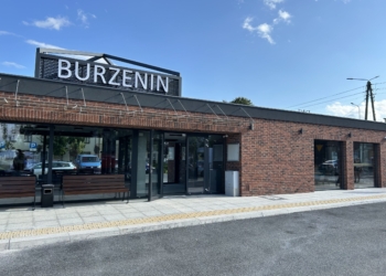 Otwarto zrewitalizowany rynek w Burzeninie. Wydarzenie uczczono Biesiadą Weselną