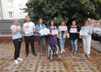 Julka poruszająca się na wózku, podopieczna Fundacji Dom w Łodzi, nie może uczęszczać do wymarzonej szkoły