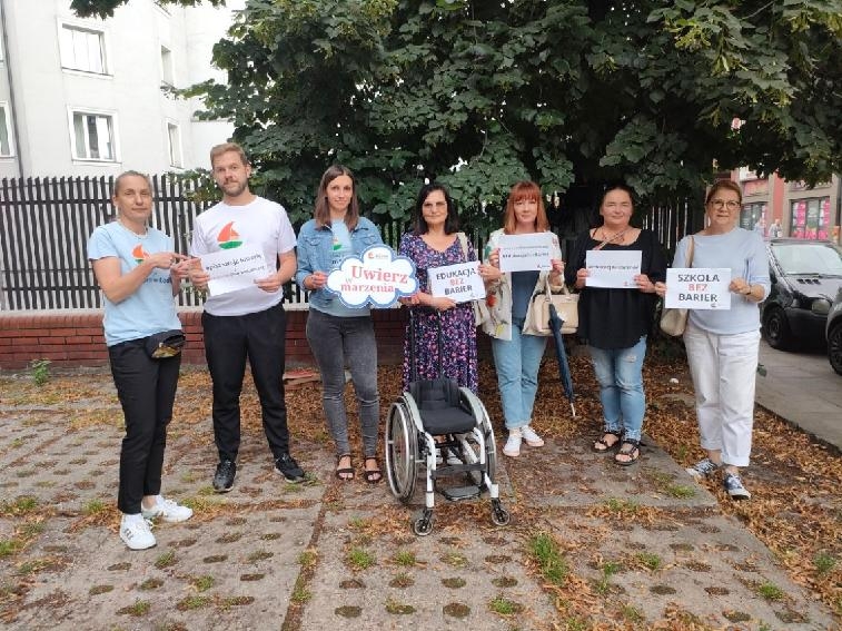 13-letnia Julka nie może uczęszczać do wymarzonej szkoły, bo jeździ na wózku 1 Julka poruszająca się na wózku, podopieczna Fundacji Dom w Łodzi, nie może uczęszczać do wymarzonej szkoły