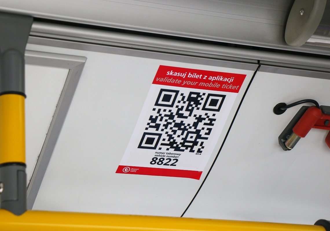 Łódź wprowadzi warszawski system „kasowania” biletów elektronicznych. Trzeba będzie zeskanować kod QR umieszczony w pojeździe 1 Kod QR do kasowania biletów elektronicznych