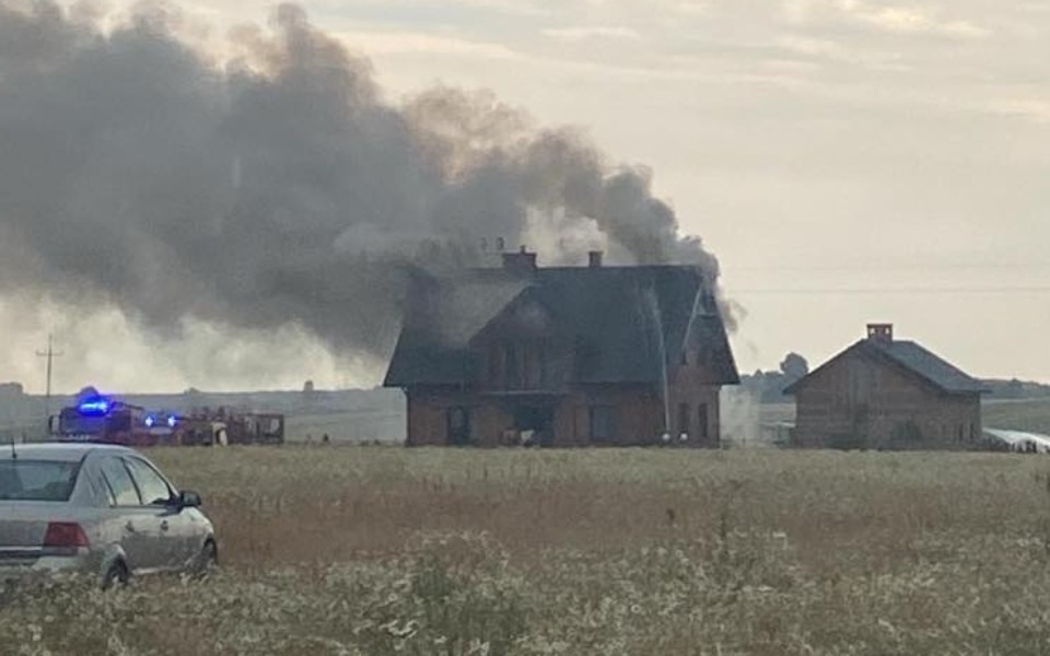 Piorun uderzył w dom i zmienił w chaos życie 5-osobowej rodziny ze Srocka. Potrzebna jest pomoc 1 Piorun uderzył w dom i zmienił życie 5-osobowej rodziny ze Srocka w chaos. Potrzebna jest pomoc