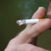 Dlaczego łodzianie śmiecą i palą na przystankach. Zapomnieli o zakazie? 7 palą na przystankach