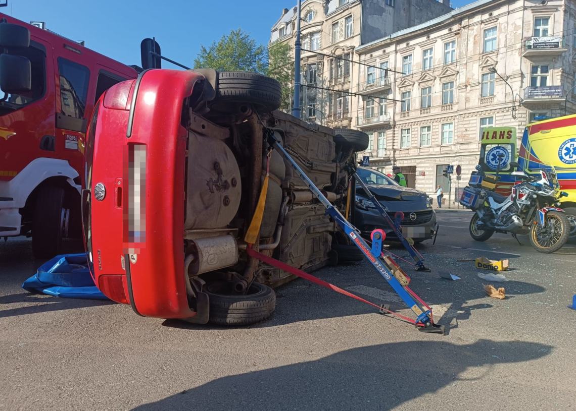 Wypadek w łódzkim Śródmieściu. Rozbite 2 samochody, jeden przewrócił się na bok 1 Wypadek w łódzkim Śródmieściu