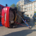 Wypadek w łódzkim Śródmieściu. Rozbite 2 samochody, jeden przewrócił się na bok 10 Wypadek w łódzkim Śródmieściu