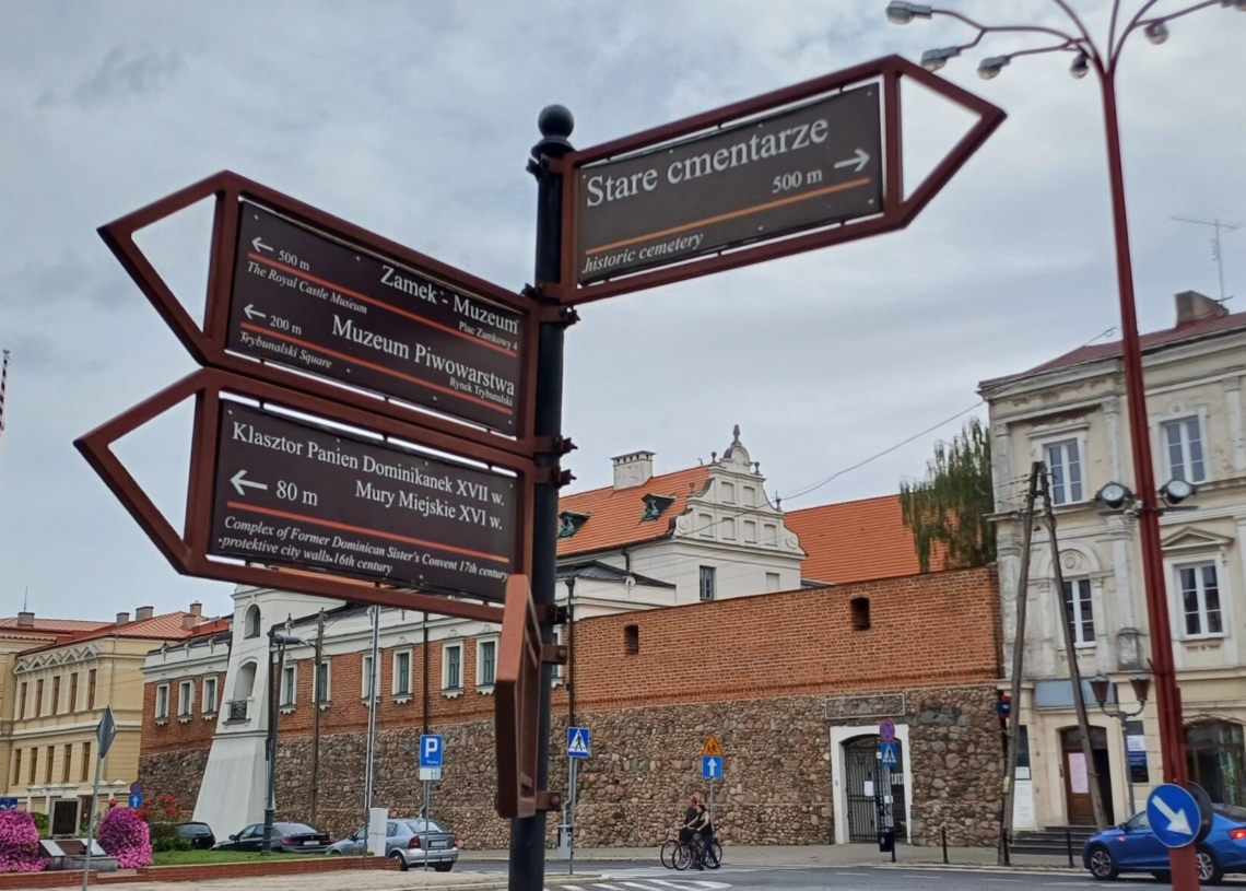 Piotrkowianie skarżą się na drogowskazy turystyczne. „Nie prowadzą tam, gdzie powinny” 1 Piotrkowianie skarżą się na drogowskazy turystyczne