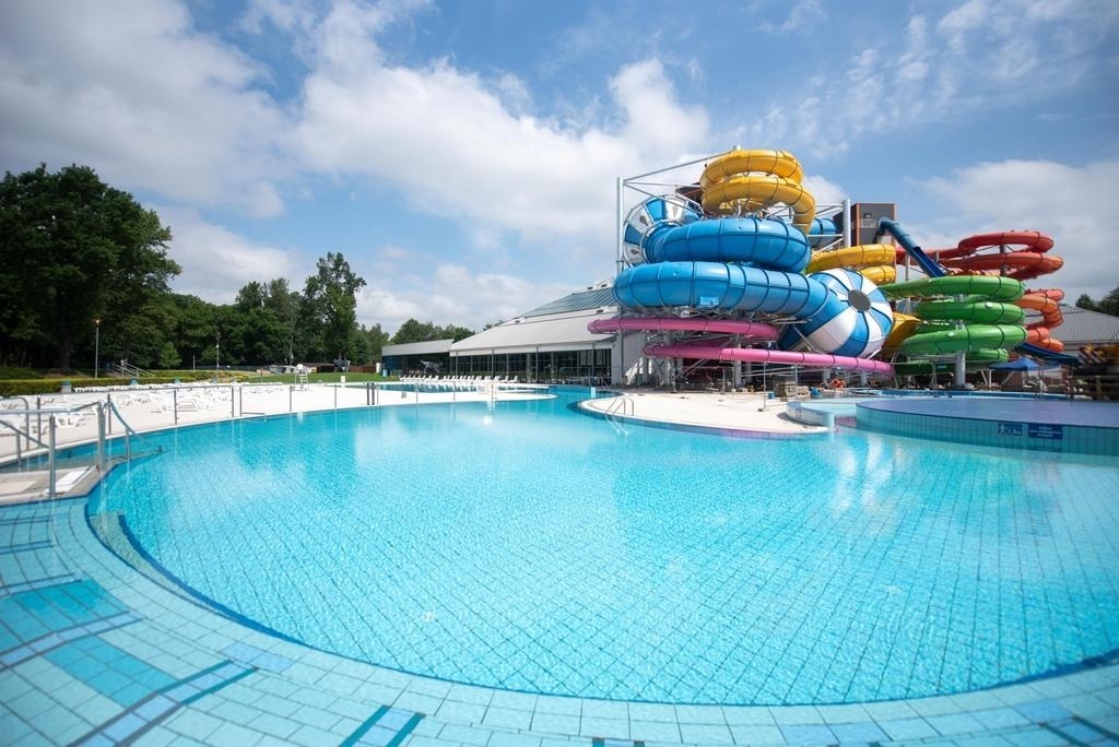 https://aquapark.lodz.pl/aktualnosci/artykul/wakacyjne-hity-na-fali-rodzinny-wieczor-pelen-gwiazd-id89186/2024/08/6/