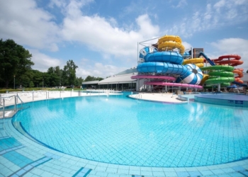 https://aquapark.lodz.pl/aktualnosci/artykul/wakacyjne-hity-na-fali-rodzinny-wieczor-pelen-gwiazd-id89186/2024/08/6/