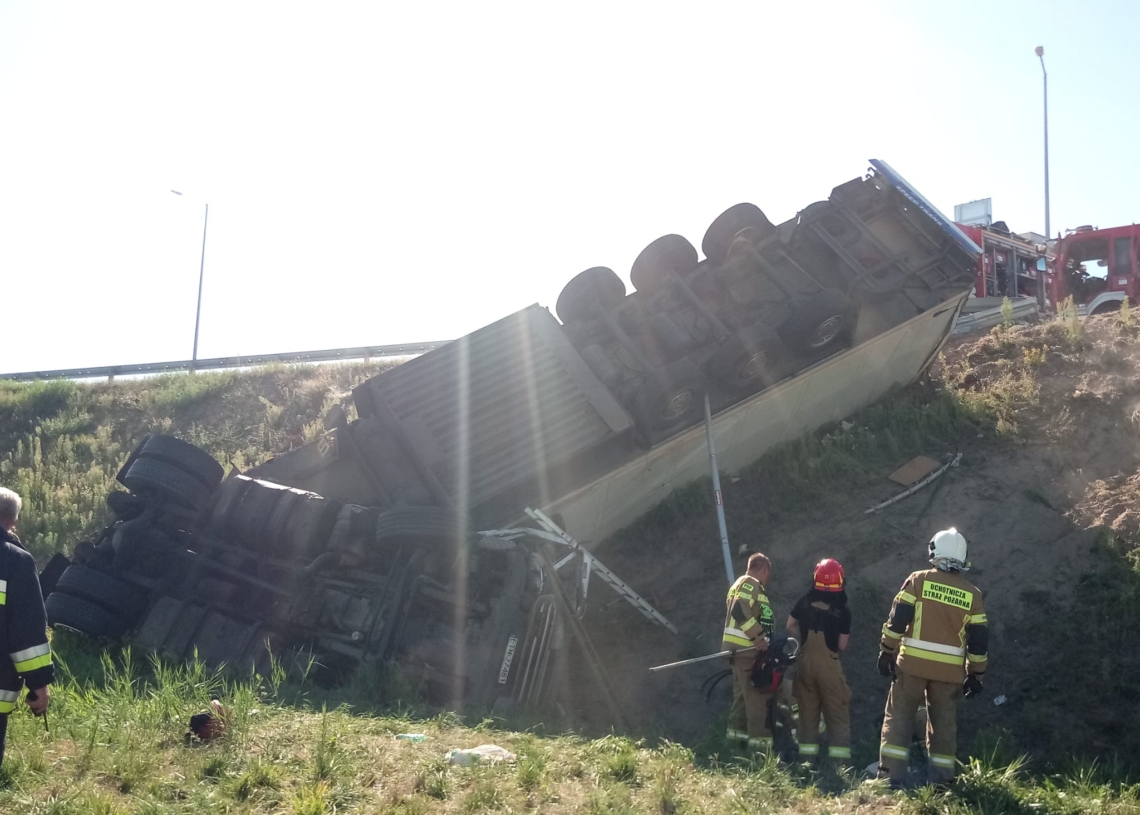 Kierowca ciężarówki zjechał z nasypu na drodze S8. Miał ponad 2,5 promila