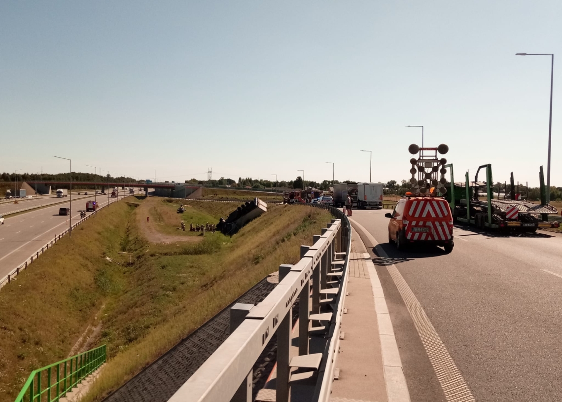 Kierowca ciężarówki zjechał z nasypu na drodze S8. Miał ponad 2,5 promila