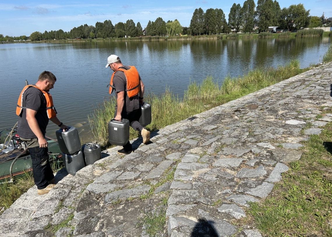 Rozpoczęło się oczyszczanie zbiornika Kępina w Zduńskiej Woli. Trafi do niego 5 ton preparatów