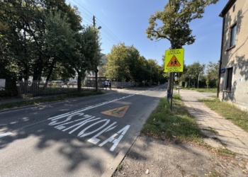 Na drogach przed szkołami podstawowymi nr. 108 i 140 pojawiły się napisy poprawiające bezpieczeństwo uczniów