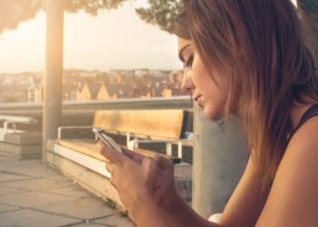 Telefony komórkowe kiedyś i dziś – jakie funkcje i parametry są kluczowe