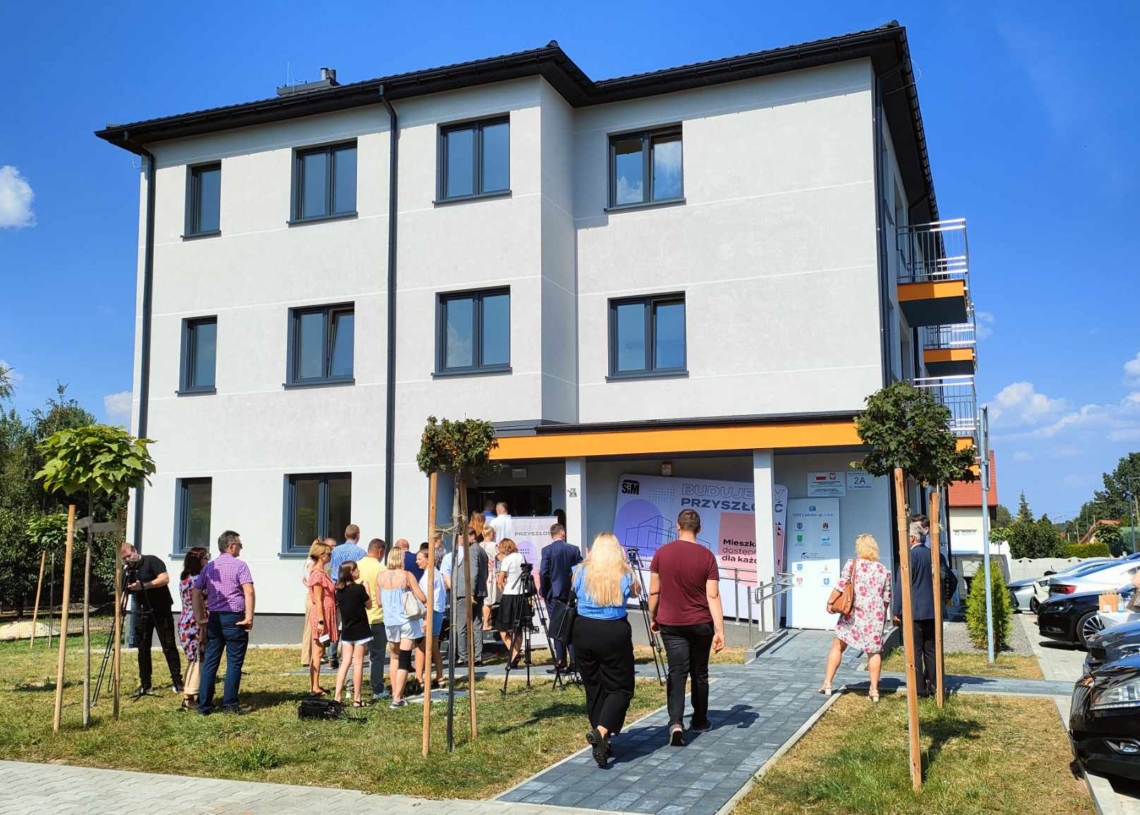 Społeczna Inicjatywa Mieszkaniowa w Bełchatowie. 16 rodzin odebrało klucze do mieszkań 1 Społeczna Inicjatywa Mieszkaniowa w Bełchatowie