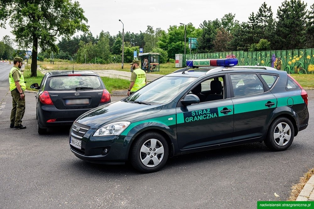 Przewoził nielegalnych migrantów w bagażniku. Grozi mu do 5 lat więzienia