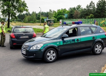 Przewoził nielegalnych migrantów w bagażniku. Grozi mu do 5 lat więzienia