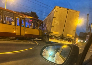 Wypadek na Włókniarzy w Łodzi. Tramwaj wjechał w ciężarówkę
