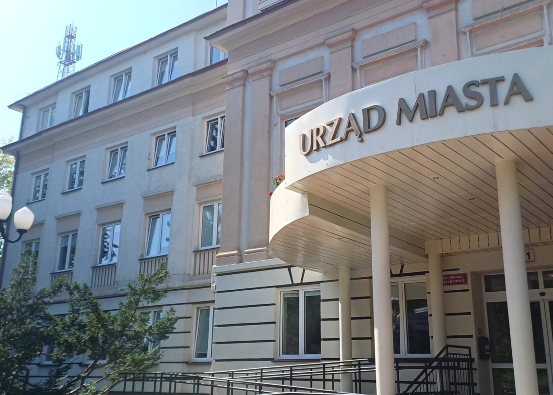 „Zgłoś usterkę” w Bełchatowie. Można zgłosić uszkodzenie ławki, koszy czy porzucone śmieci
