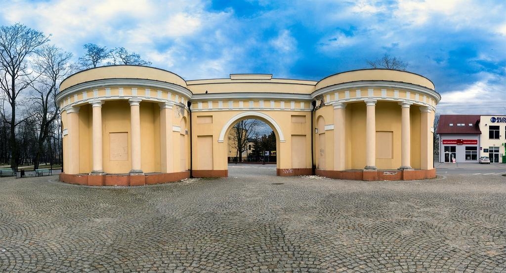 Skierniewice: Rozpoczął się remont bramy parkowej