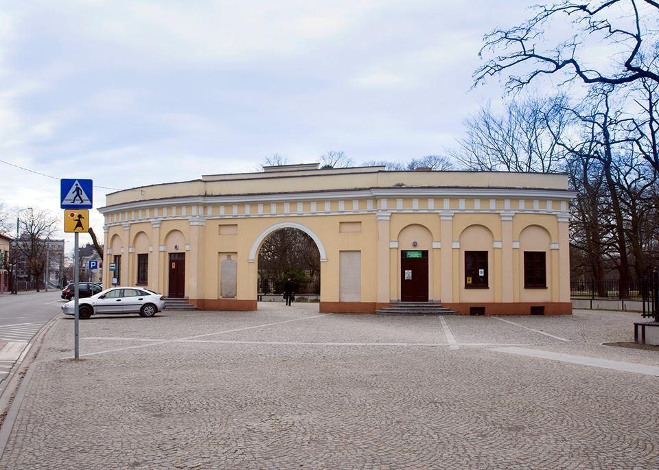 Skierniewice: Rozpoczął się remont bramy parkowej