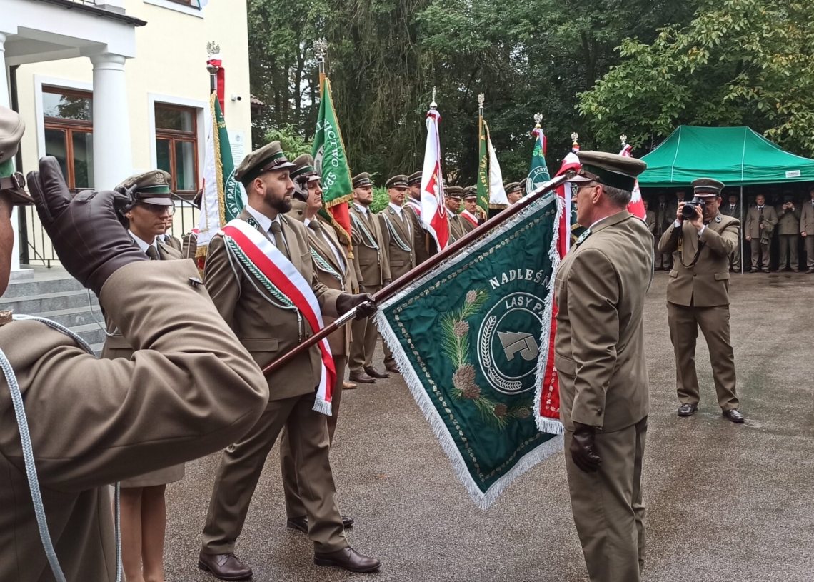 Nadleśnictwo Grotniki z własnym sztandarem