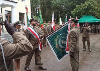 Nadleśnictwo Grotniki z własnym sztandarem
