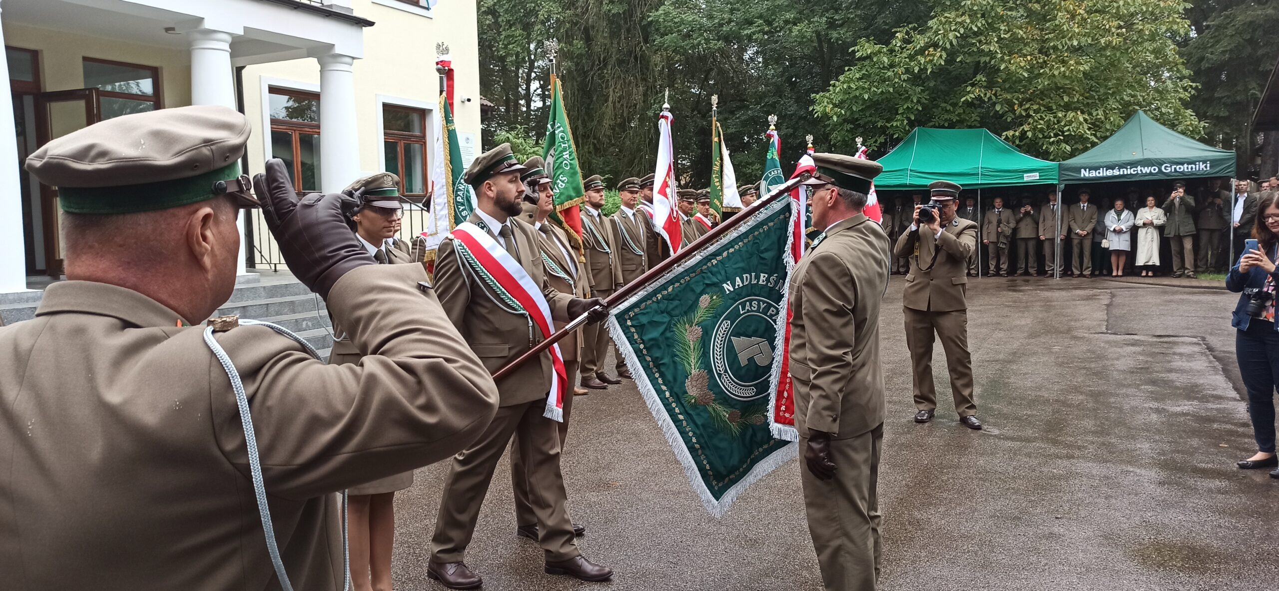 Nadleśnictwo Grotniki z własnym sztandarem