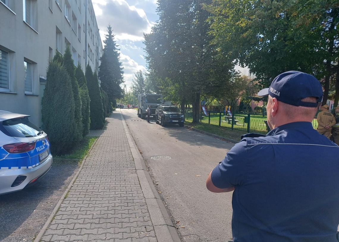 Ewakuacja mieszkańców bloku przy Wroniej w Piotrkowie. W piwnicy znaleziono granat