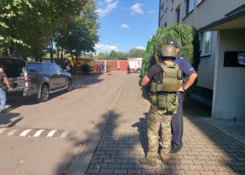 Ewakuacja mieszkańców bloku przy Wroniej w Piotrkowie. W piwnicy znaleziono granat