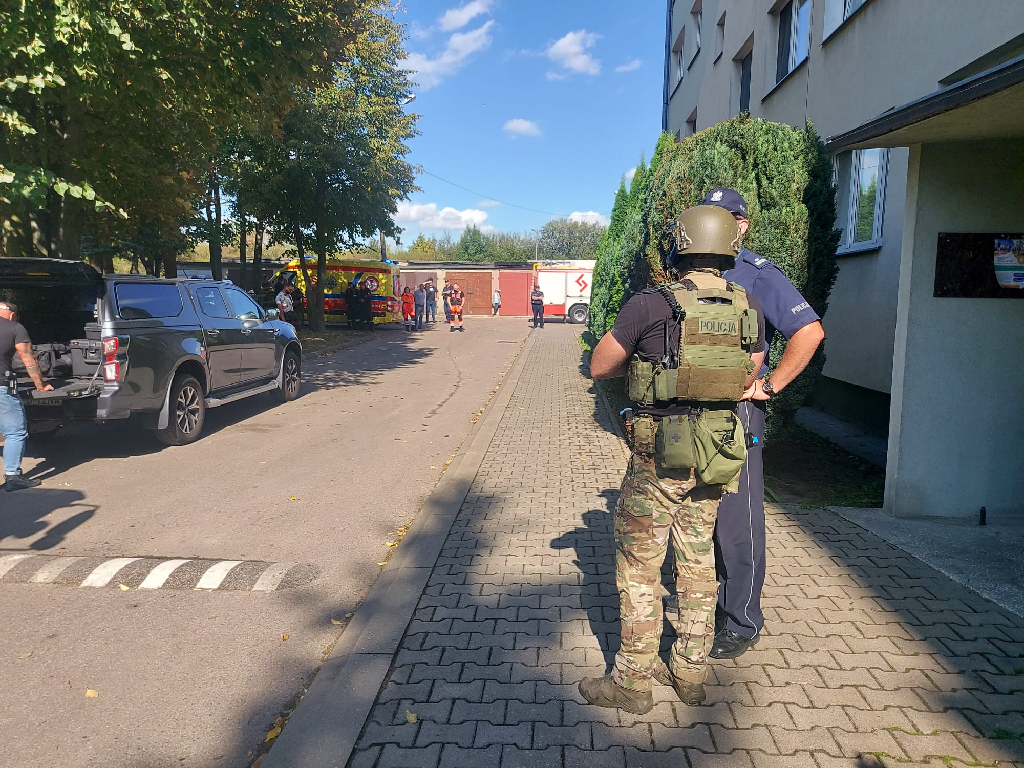 Ewakuacja mieszkańców bloku przy Wroniej w Piotrkowie. W piwnicy znaleziono granat