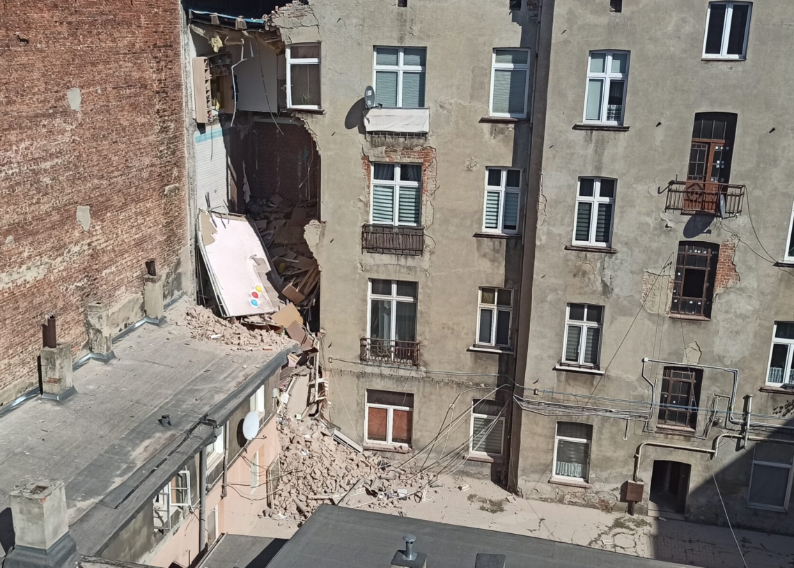 Koniec obrad sztabu kryzysowego po tym, jak runęła ściana kamienicy przy al. 1 Maja 23. Łodzianie będą mogli wejść do swoich mieszkań
