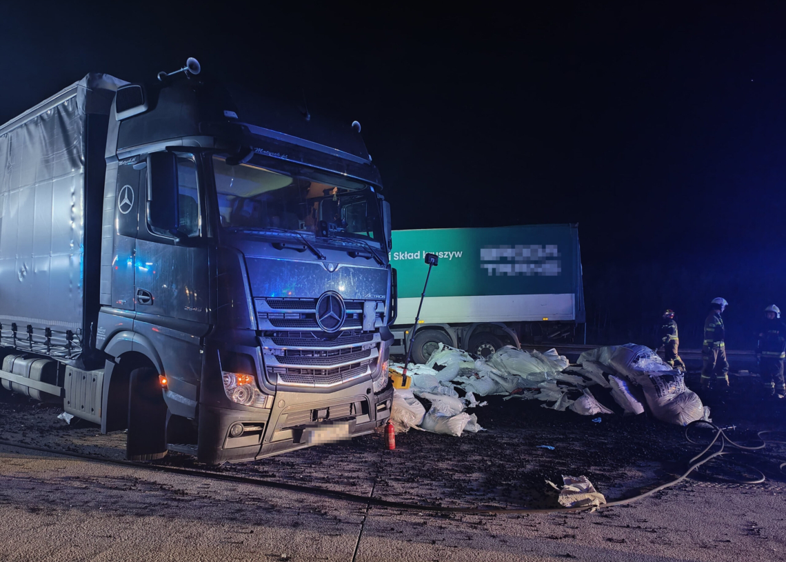 Utrudnienia na A1. Rozbite dwie ciężarówki, rozsypany ładunek na drodze 1 Utrudnienia na A1. Rozbite dwie ciężarówki, rozsypany ładunek na drodze