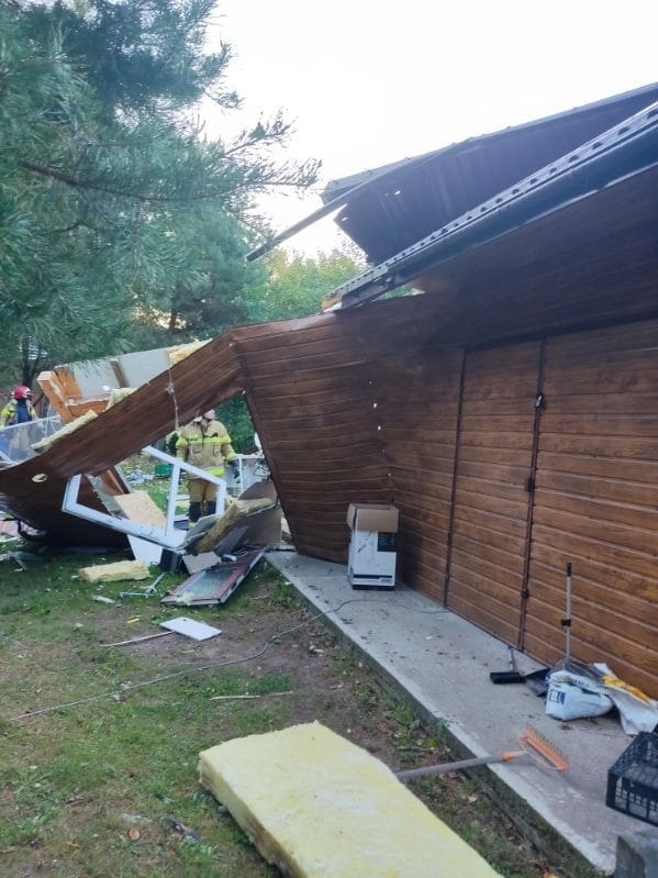 Wybuch gazu pod Bełchatowem. Jedna osoba ranna, zniszczony dom letniskowy 1 Wybuch gazu pod Bełchatowem