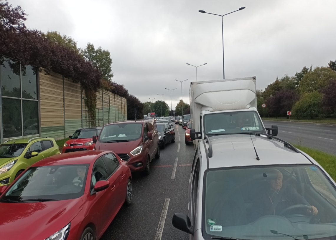 Zdarzenie drogowe na Jana Pawła II. Długi korek [ZDJĘCIA]