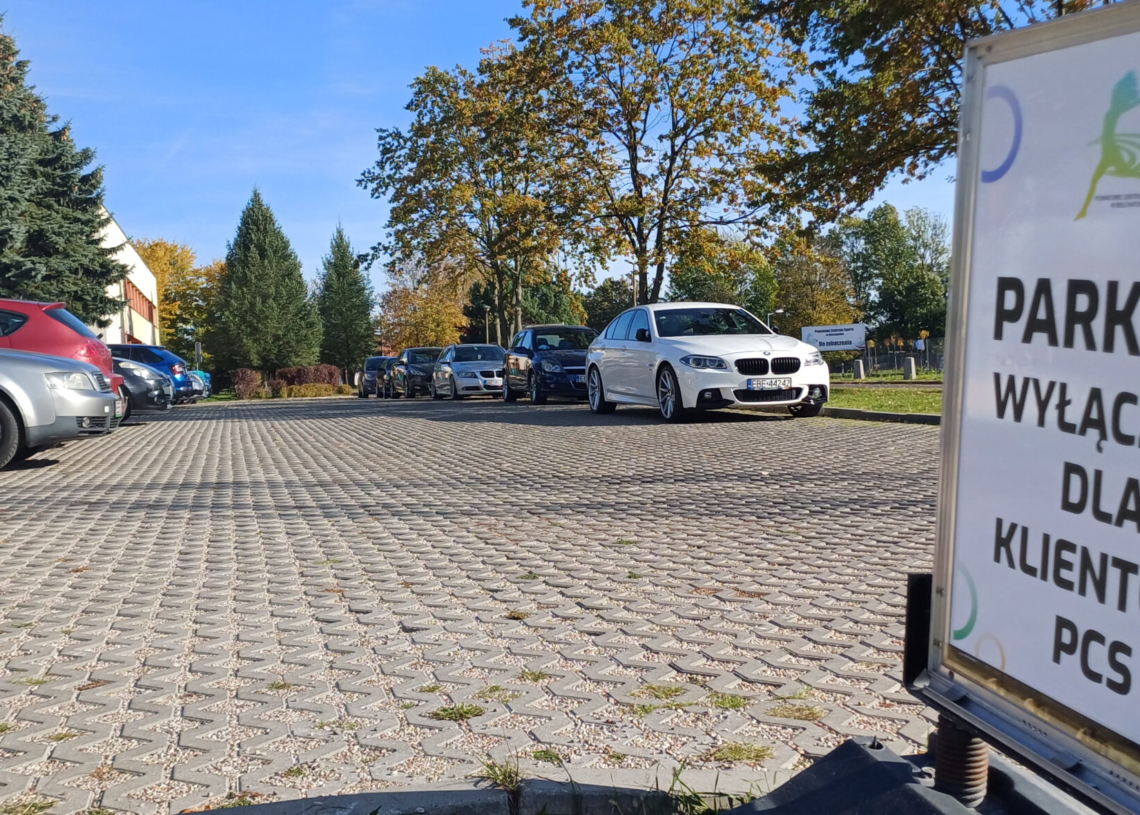 Apel Powiatowego Centrum Sportu w Bełchatowie o nieparkowanie na trawnikach
