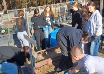 Uczniowie z Bełchatowa posprzątali zapomniane groby
