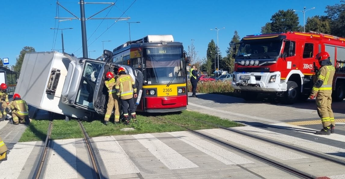 Kolizja tramwaju z samochodem dostawczym. Dwie osoby w szpitalu 1 kolizja tramwaju
