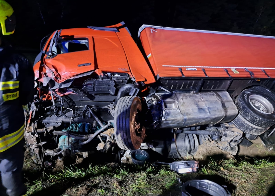 Zderzenie TIR-a z osobówką na DK70. Nie żyje jeden z kierowców 1 Zderzenie TIR-a z osobówką na DK70. Nie żyje jeden z kierowców